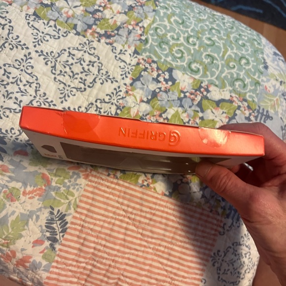 New in box -iPhone 4 Griffin motif phone case - Picture 6 of 7